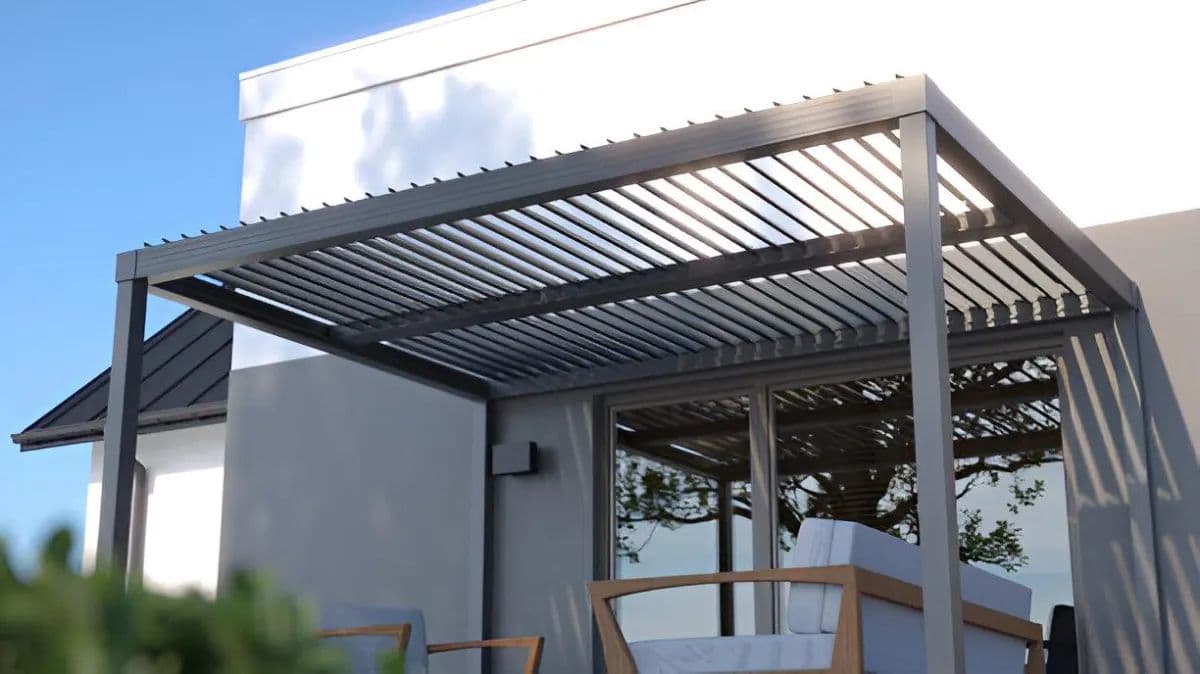 Pergola bioclimatica a lamelle orientabili su una terrazza arredata